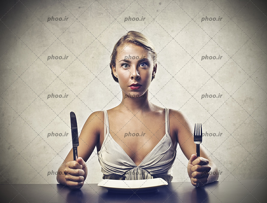 عکس با کیفیت کارد و چنگال در دست زن با چهره ی زیبا