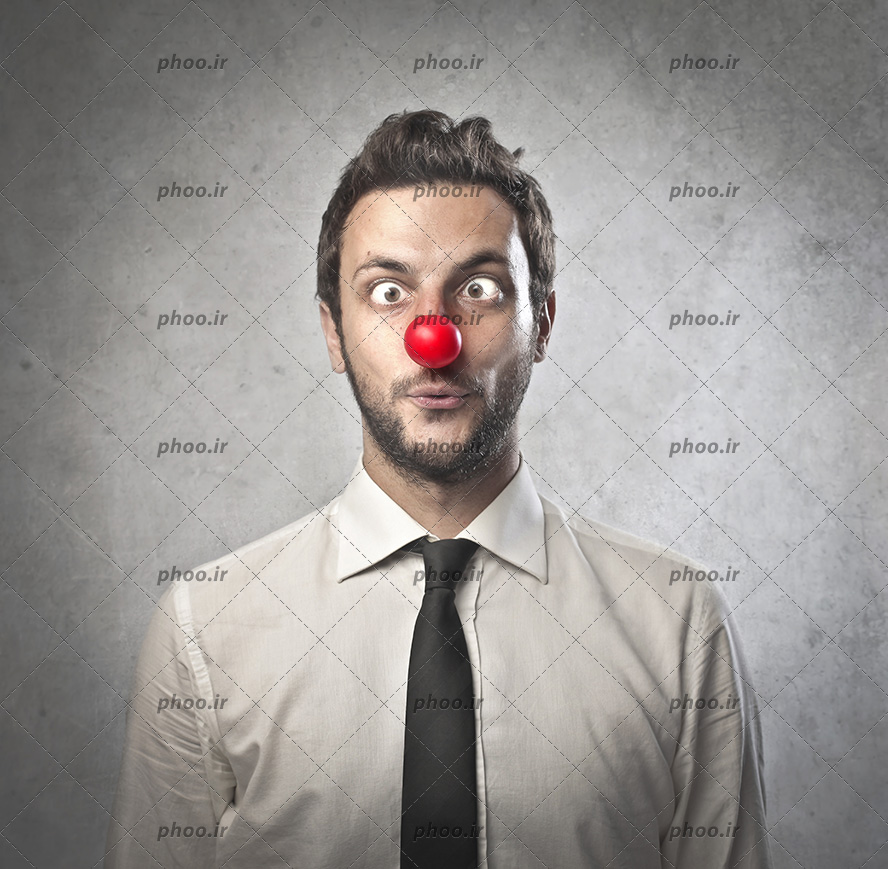 عکس با کیفیت مرد دلقک با دماغ قرمز و پیراهن سفید و کروات مشکی