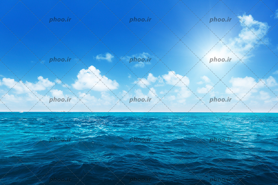 عکس با کیفیت دریای وسیع و آبی و آسمان آبی