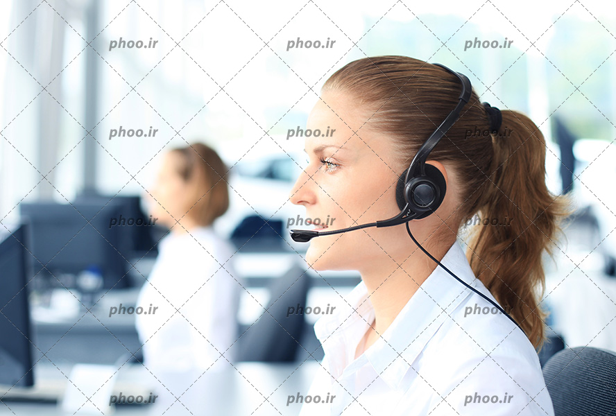 عکس با کیفیت هدفون بر روی گوش کارمند مخابرات و در حال پاسخگویی به تماس ها