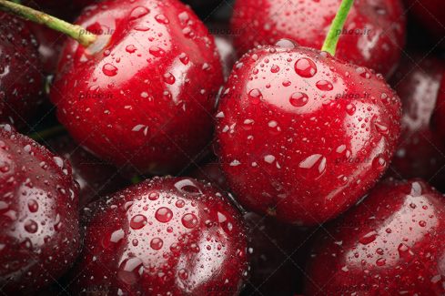 عکس با کیفیت قطرات آب بر روی گیلاس ها از نمای نزدیک