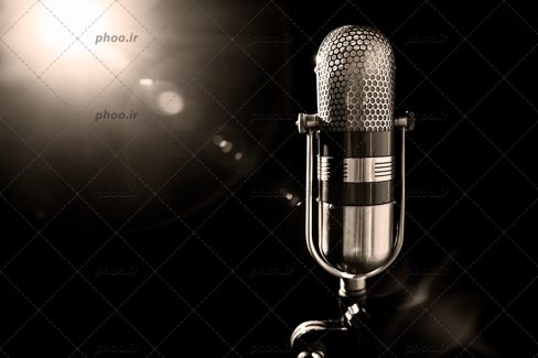 عکس با کیفیت پس زمینه مشکی با نور در گوشه تصویر و مویکروفون خوانندگی
