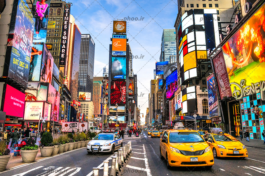 عکس با کیفیت شهر شلوغ با ساختمان های بزرگ و رنگارنگ و ماشین ها و تاکسی ها