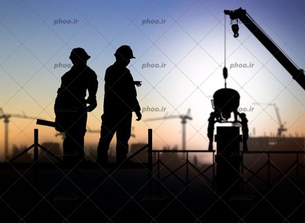 عکس با کیفیت دو کارگر ساختمان ایستاده بر روی بام ساختمان