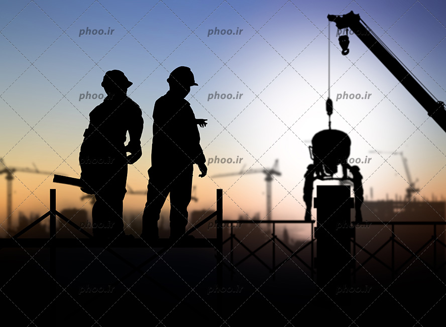عکس با کیفیت دو کارگر ساختمان ایستاده بر روی بام ساختمان