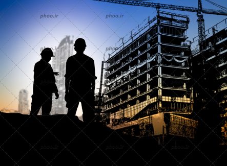 عکس با کیفیت ساختمان های در حال ساخت و دو کارگر ساختمان در حال نظارت ساختمان