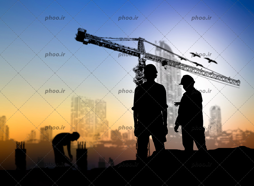 عکس با کیفیت تاورکرین در دور دست و ساختمان های در حال ساخت و کارگر های ساختمان ایستاده بر روی بام ساختمان