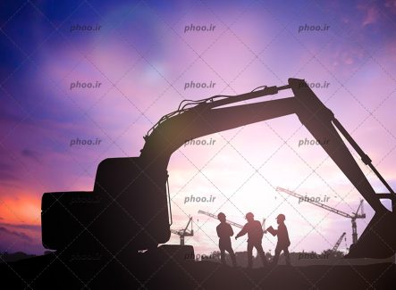 عکس با کیفیت کارگر ها ایستاده در کنار ماشین آلات ساختمانی