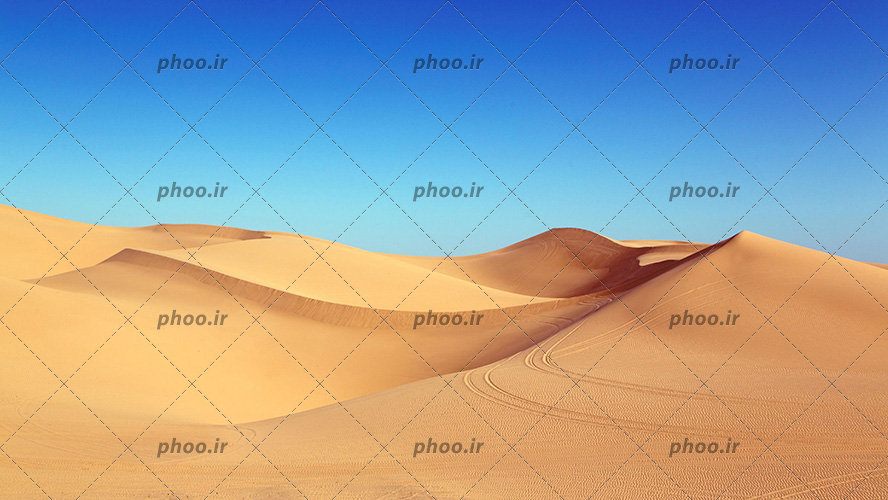 عکس طبیعت زیبا دشت صحرا بیابان با تپه های شنی و آسمان آبی
