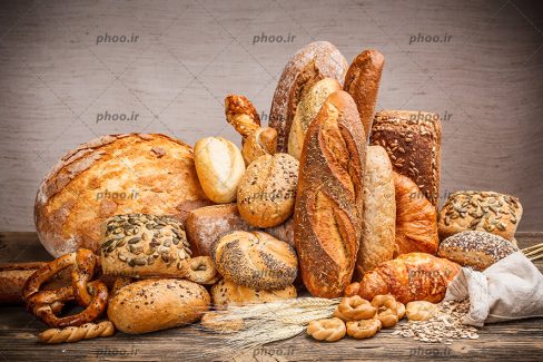 عکس نان های تازه و آردی باگت روی میز
