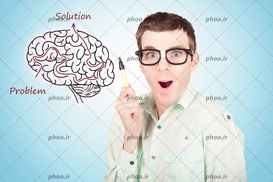 عکس مرد کنار عکس مغز در زمینه آبی
