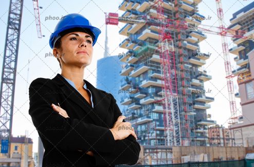 عکس مهندس زن با نما ساختمان درحال احداث