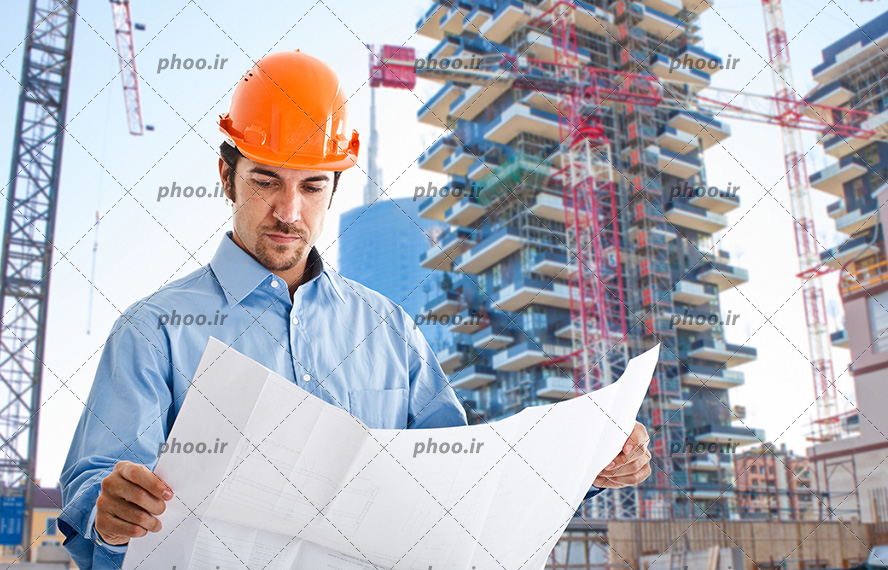 عکس مهندس مرد درحال نقشه خوانی با نما ساختمان درحال احداث