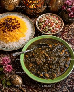تصویر خورشت قرمه سبزی در سفره‌ای ایرانی