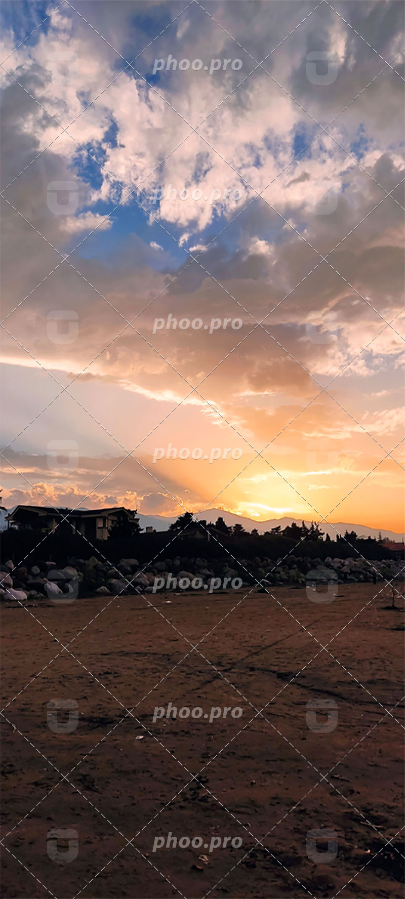 تصویر ساحل و کوهستان و کلبه در شکوه غروب