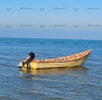 قایقی در آغوشِ سکوت