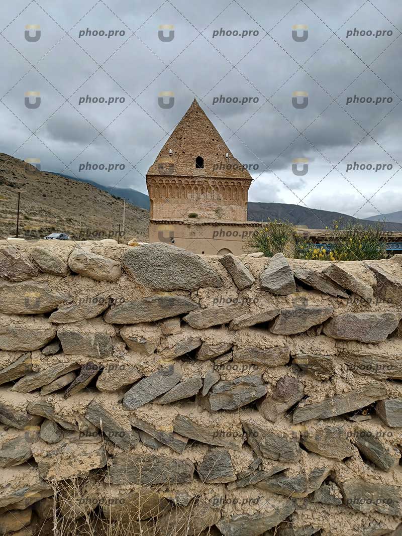 نمایی از معماری تاریخی و دیواره‌های سنگی در مناطق کوهستانی