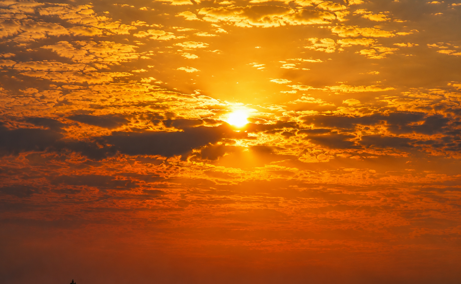 غروبِ زرین در آغوشِ ابرها