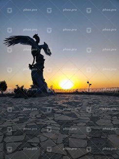 مجسمه سیمرغ در پرتو طلوع خورشید