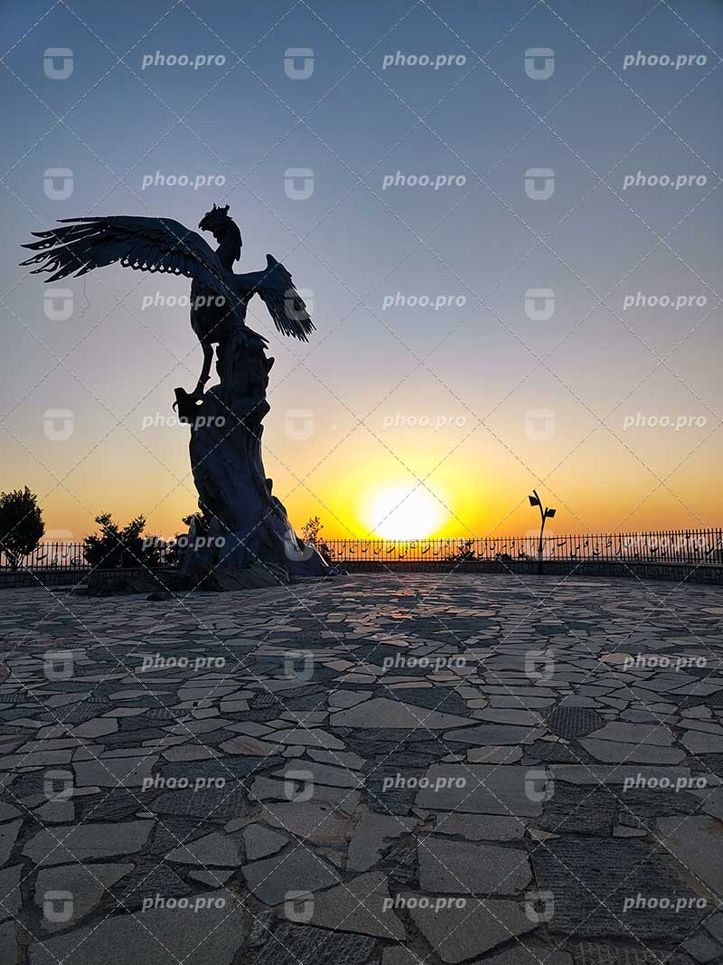مجسمه سیمرغ در پرتو طلوع خورشید