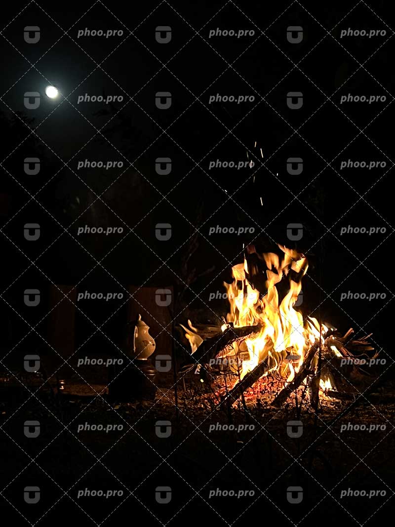 شعله‌های رقصان آتش در سکوت شب‌های کویری