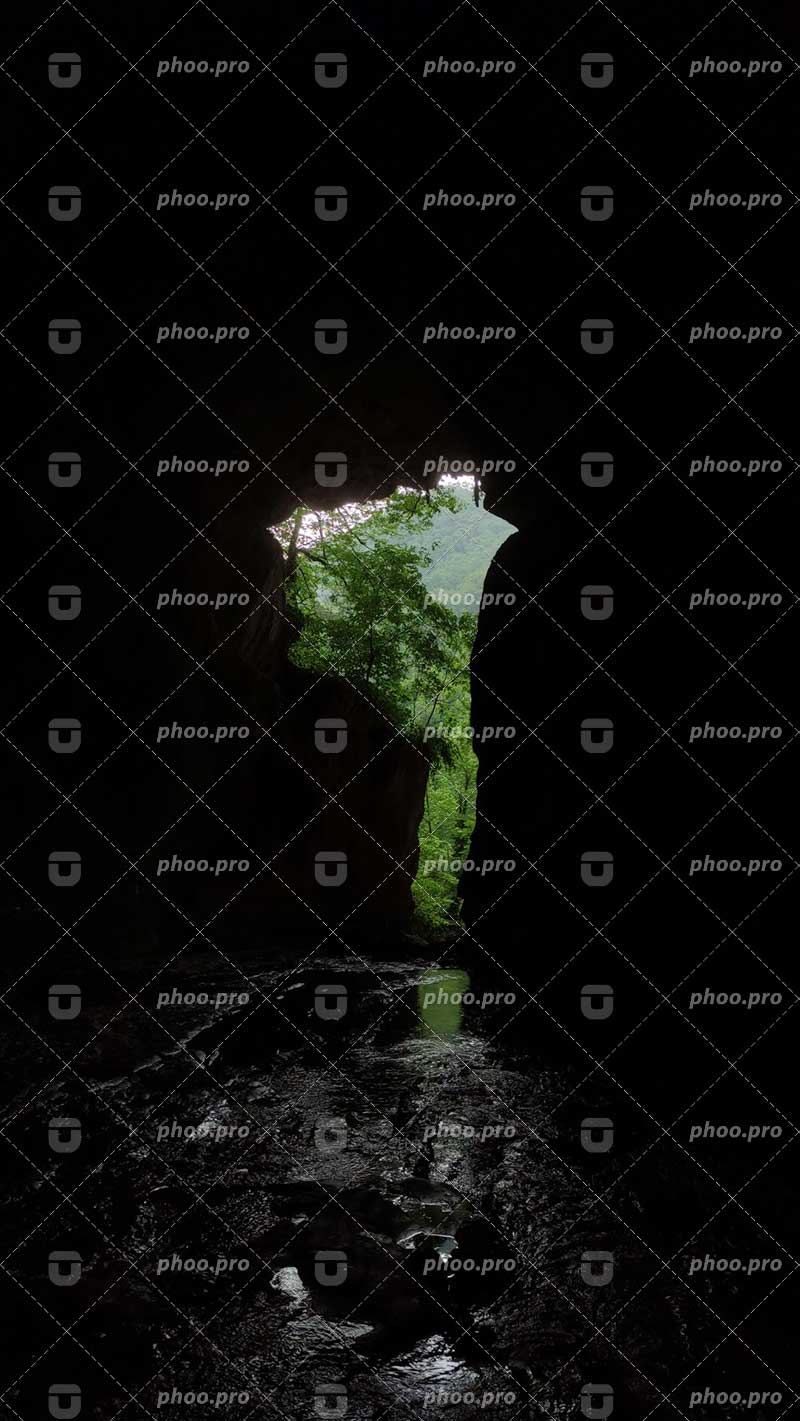 غار در طبیعت بکر