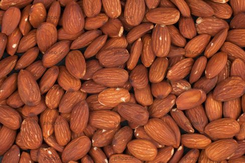 عکس با کیفیت بادام پوست کاغذی خوشرنگ در کنار یکدیگر