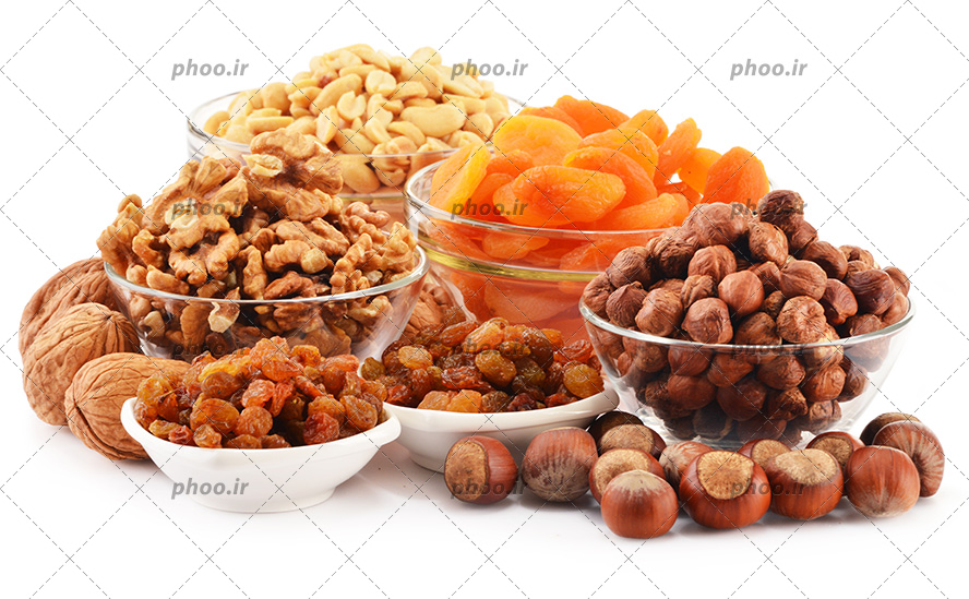 عکس با کیفیت خشکبار در پیاله های بلور و چیده شده در کنار یکدیگر در بک گراند سفید