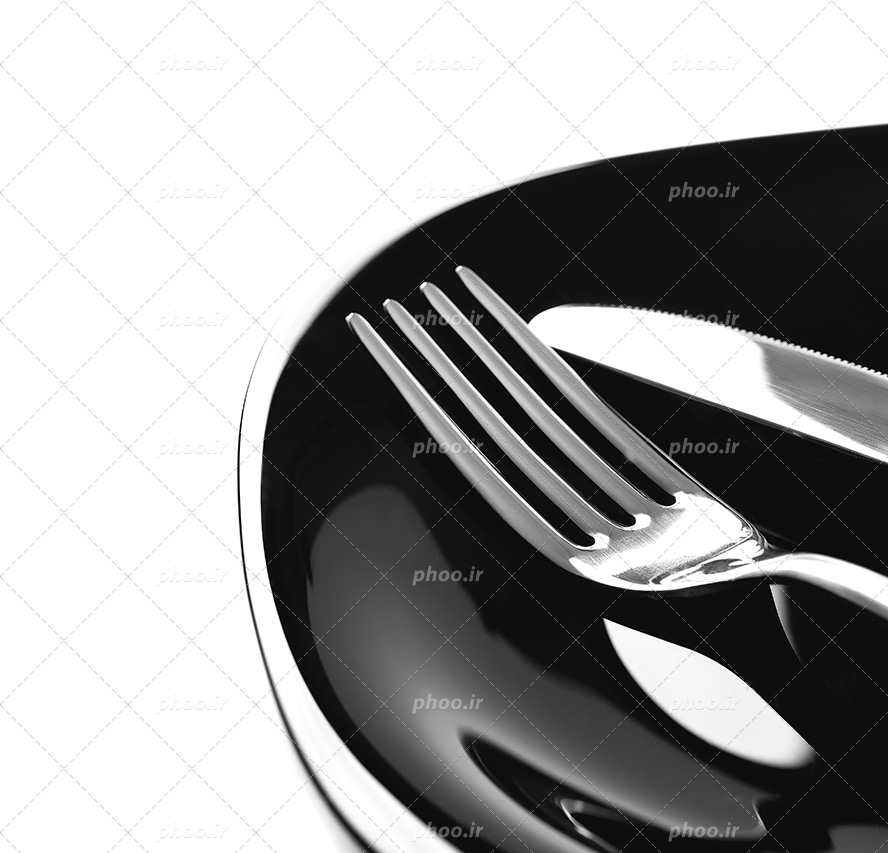 عکس با کیفیت کارد و چنگال در بشقاب مشکی شیک از نمای نزدیک
