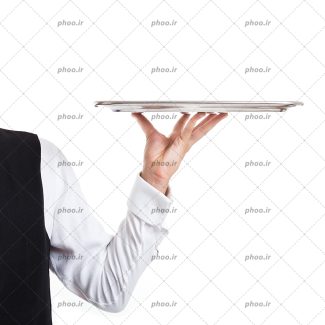 عکس با کیفیت گارسون با جلیقه مشکی و پیرهن سفید و سینی در دست