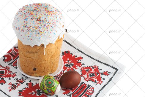 عکس با کیفیت کاپ کیک خامه ای خوشمزه در کنار دو تخم مرغ رنگی و بر روی پارچه ای زیبا و طرح دار به رنگ قرمز و سفید