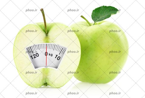 عکس با کیفیت سیب سبز نصف شده و اعداد ترازو روی آن و یک سیب سبز دیگر کنارش