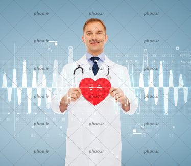 عکس با کیفیت قلب قرمز در دست پزشک با روپوش سفید و استتوسکوپ در پس زمینه آبی و محور سفید رنگ