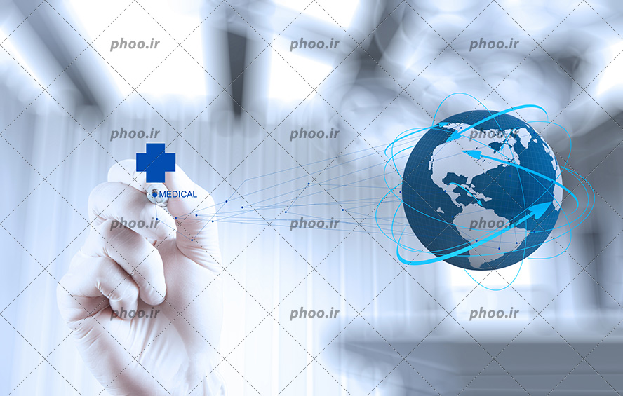 عکس با کیفیت دستکش در دست دکتر و در حال کشیدن خط با ماژیک و کره زمین در کنارش