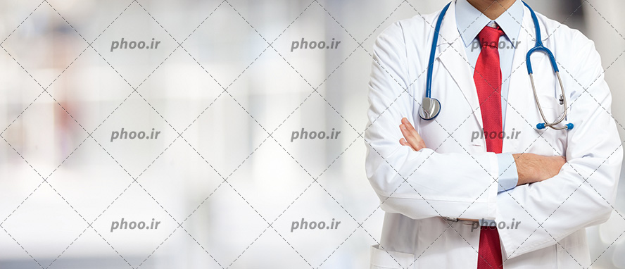 عکس با کیفیت پزشک با روپوش سفید و کروات قرمز در حالت دست به سینه و استتوسکوپ ببر روی گردن