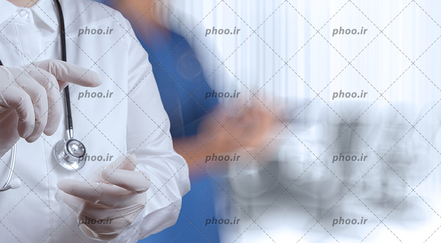 عکس با کیفیت دکتر با روپوش سفید و دستکش سفید در دست در حال توضیحات به پرستار