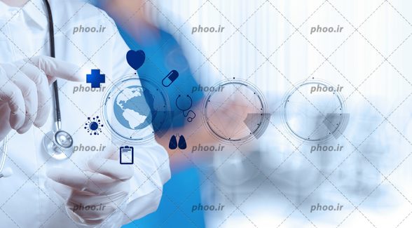 عکس با کیفیت پزشک با روپوش سفید و دستکش در حال کار کردن با مانیتور شیشه ای