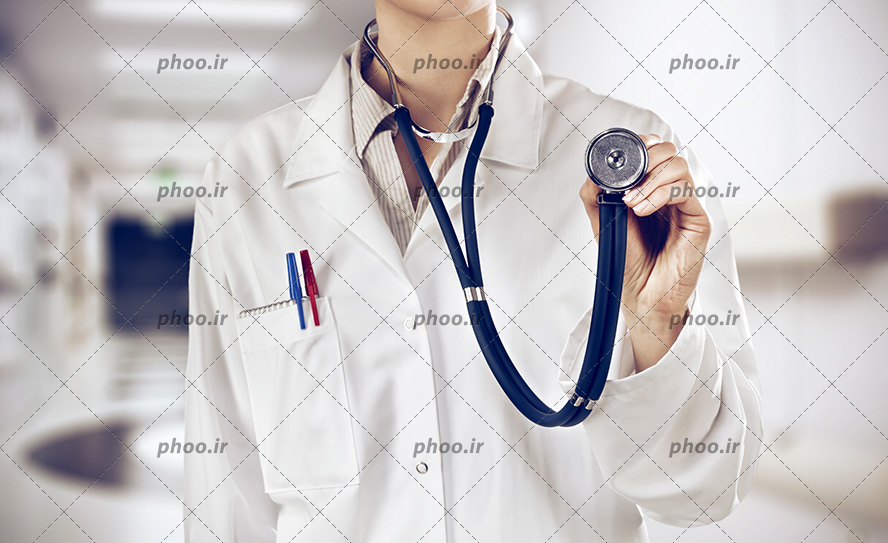 عکس با کیفیت استتوسکوپ مشکی در دست پزشک با روپوش سفید