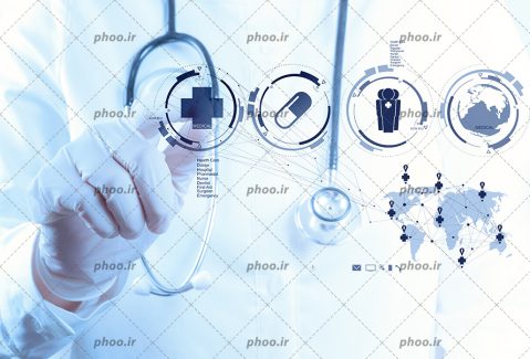 عکس با کیفیت پزشک در حال کار کردن با مانیتور شیشه ای و در مانیتور چند دایره با اشکال مختلف و نقشه آبی جهان است