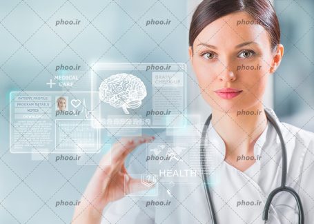 عکس با کیفیت سوابق بیماری بیمار بر روی مانیتور شیشه ای و پزشک در حال برسی