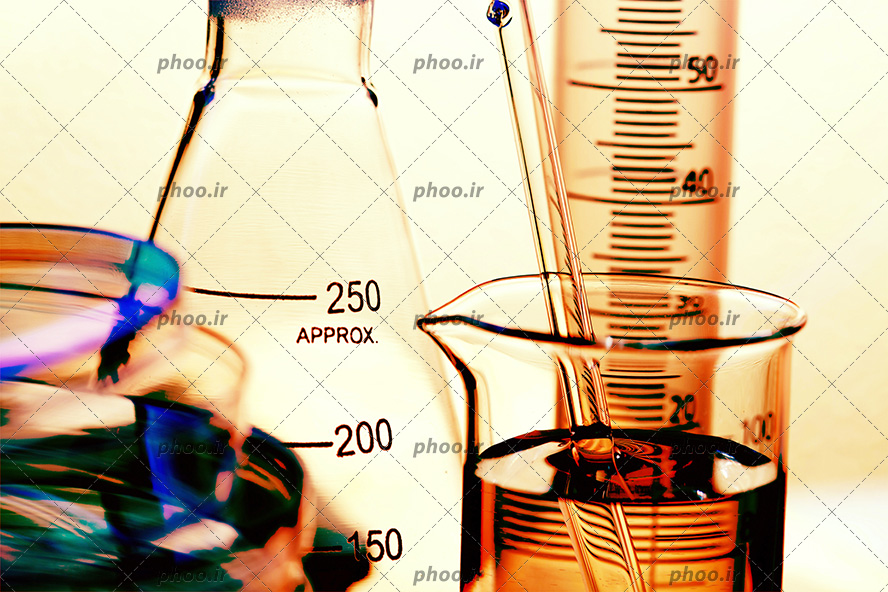 عکس با کیفیت شیشه آلات آزمایشگاهی در کنار یکدیگر از نمای نزدیک