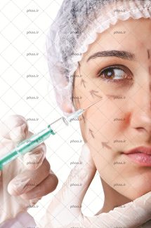 عکس با کیفیت سرنگ در دست پزشک و در حال تزریق ژل به گونه زن