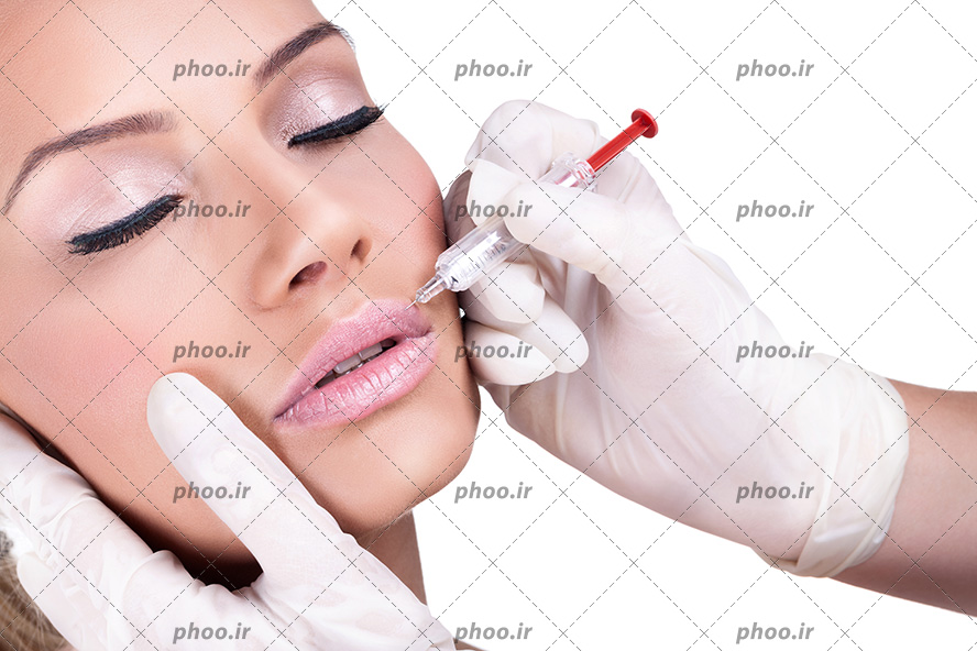 عکس با کیفیت پزشک در حال تزریق ژل به لب های زن زیبا