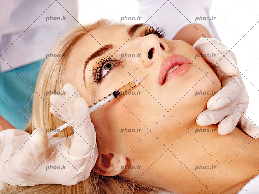 عکس با کیفیت صورت زن در دست پزشک و پزشک در حال تزریق ژل به چروک های پشت لب زن