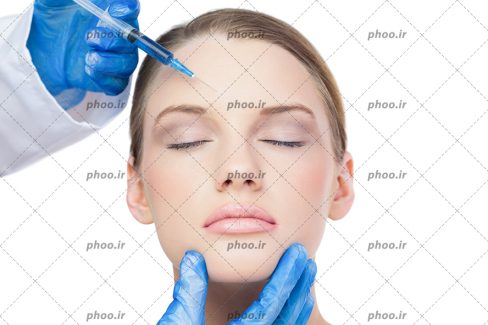 عکس با کیفیت سرنگ در دست پزشک و در حال بوتاکس خط های اخم زن زیبا