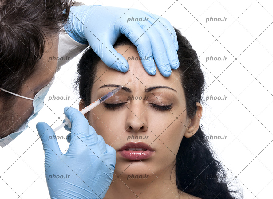عکس با کیفیت پزشک با دستکش و ماسک در حال تزریق ژل به خط اخم صورت زن