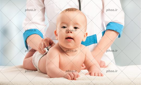 عکس با کیفیت متخصص کودک با روپوش سفید و آبی در حال گوش دادن به قلب کودک بانمک