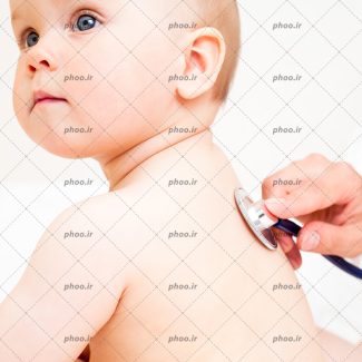 عکس با کیفیت نوزاد هشت ماهه با چشم های آبی زیبا در حالت سه رخ و پزشک در حال گوش دادن به صدای قلب او