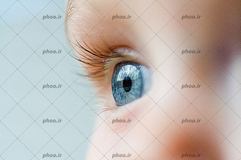 عکس با کیفیت چشم کودک زیبا به رنگ آبی و مژه های بلند از نمای نزدیک