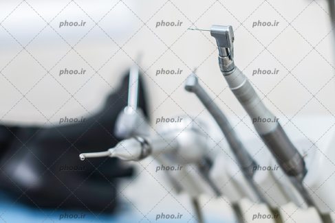عکس با کیفیت دستگاه های استریل مخصوص دندانپزشکی و پر کردن دندان چیده شده در کنار یکدیگر